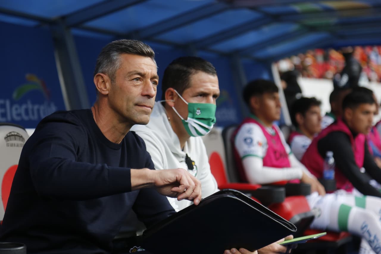 Pedro Caixinha no ha logrado hacer funcionar a su escuadra.