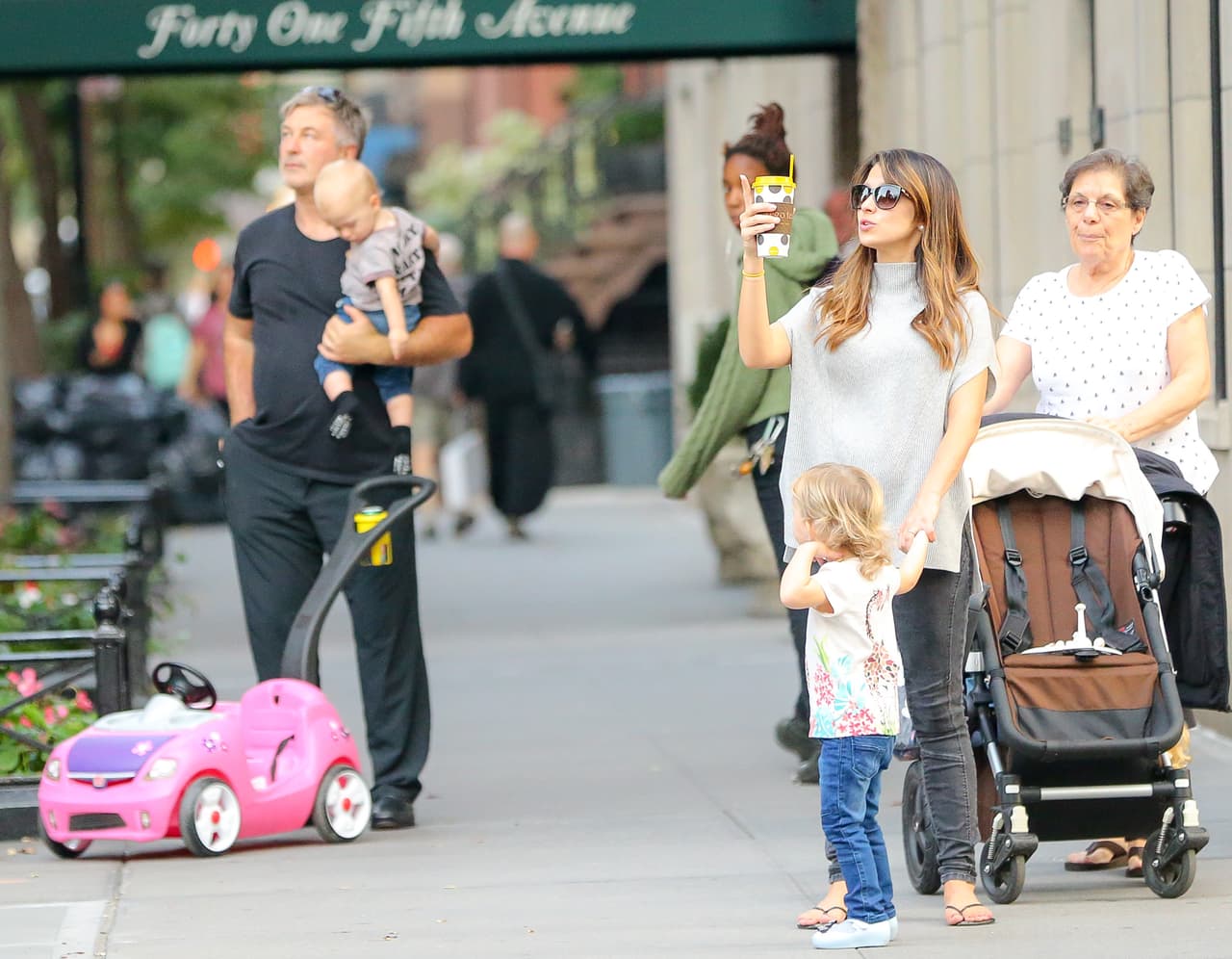 Alec Baldwin salió con su familia a dar un paseo por Nueva York.