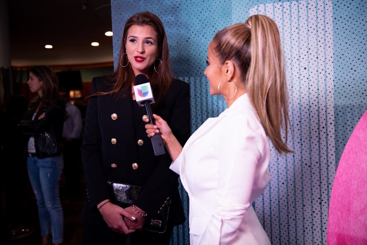 En esta imagen, Jackie Guerrido entrevista a Leo Suárez, directora del documental.