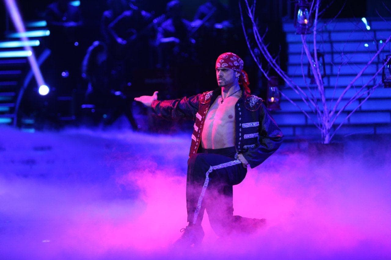 Ya en las últimas semanas de la competencia, Pedro Moreno se convirtió en un pirata para bailar un flamenco.