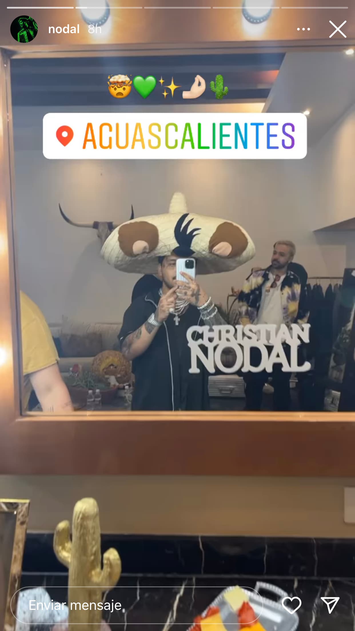 Nodal estaba feliz, rodeado de amigos y un mariachi que amenizó la velada. En esas imágenes ya no aparecieron Marc Anthony y su novia. 
<br>