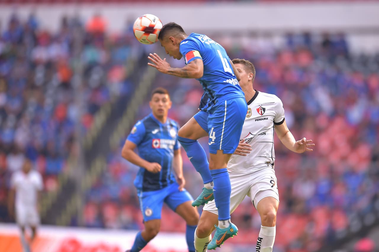 Cruz Azul sufrió pero logró derrotar al campeón que vio como le anulaban dos goles y terminó encima de los Cementeros.