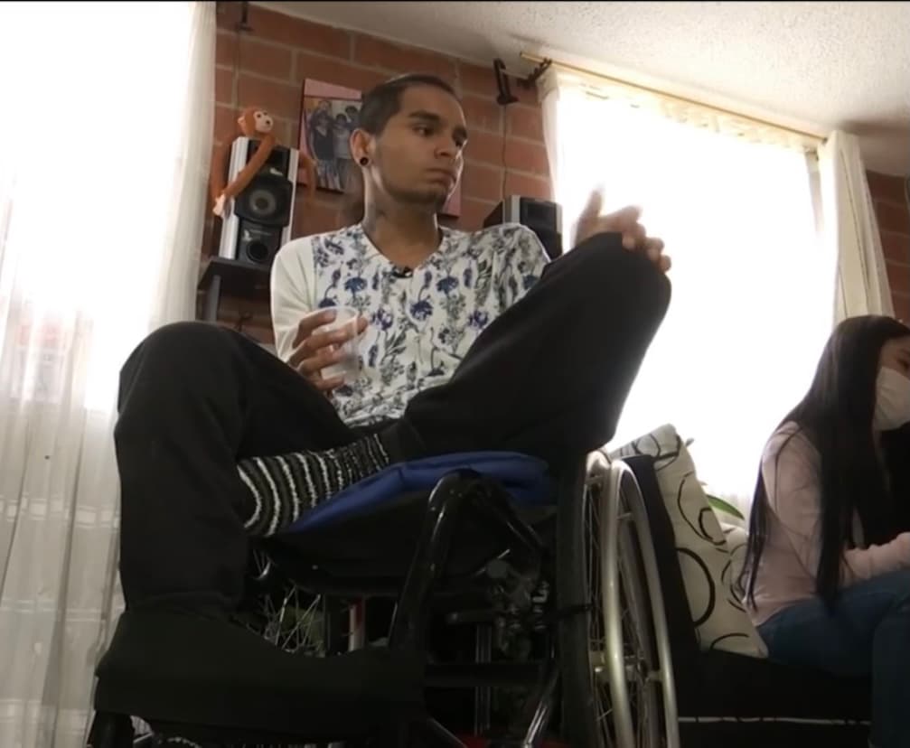 Fabián Jutinico, un joven 
<a href="https://www.univision.com/temas/colombia">colombiano</a> estudiante de artes escénicas, fue golpeado y asaltado por cinco hombres que, no conformes con robarle su bicicleta, le dispararon 
<b>y lo dejaron paralizado</b> de la cintura para abajo.