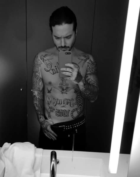 Balvin posando frente a su espejo, mostrando no sólo sus tatuajes sino también su trabajado físico.