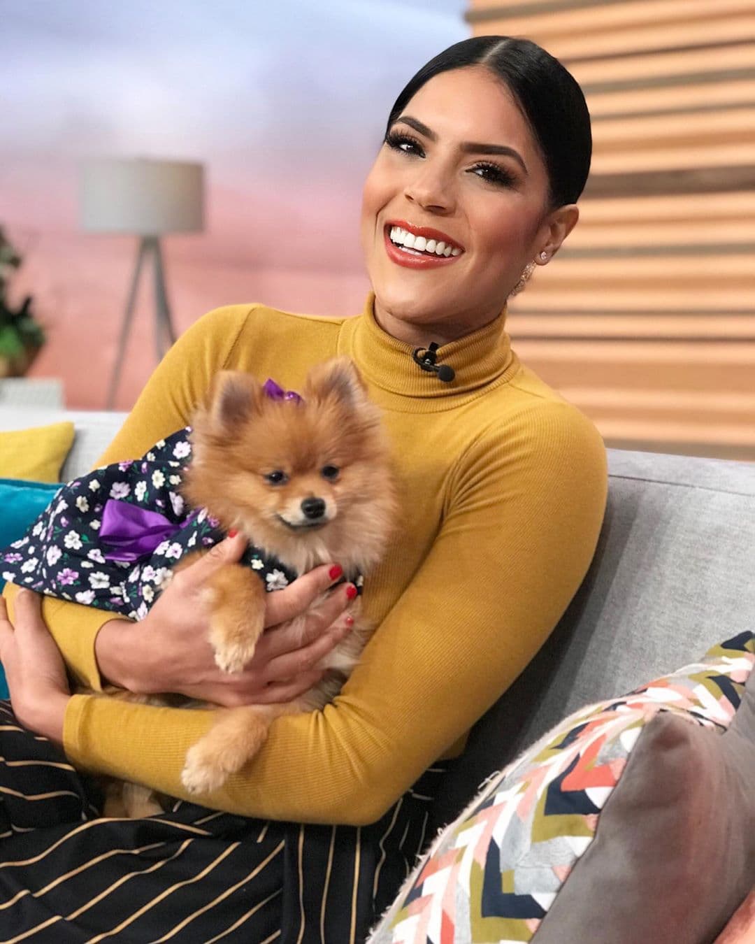 Fran y Bombom lucen muy lindas en esta fotografía. Aquí podemos apreciar que la perrita pomerania ama la cámara.