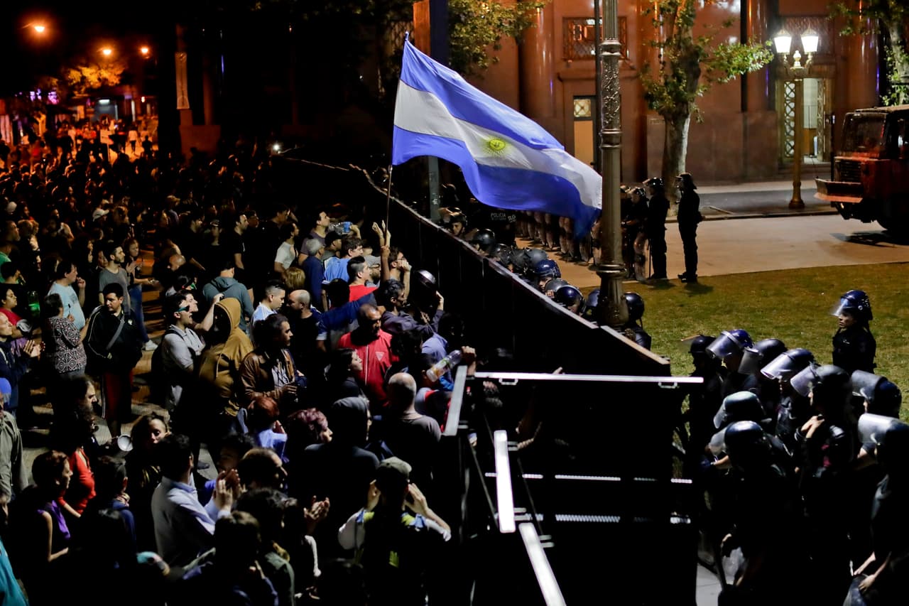 El Gobierno se comprometió a dictar un decreto para asegurar un beneficio adicional para jubilados y pensionados con haberes inferiores a los 10,000 pesos (unos 560 dólares) y para beneficiarios de una prestación que se otorga a familias de pocos ingresos.Esta compensación, que se abonará por única vez en marzo, alcanzará al 70% de los jubilados y pensionados y al 100% de los beneficiarios de esa ayuda social.
<br>