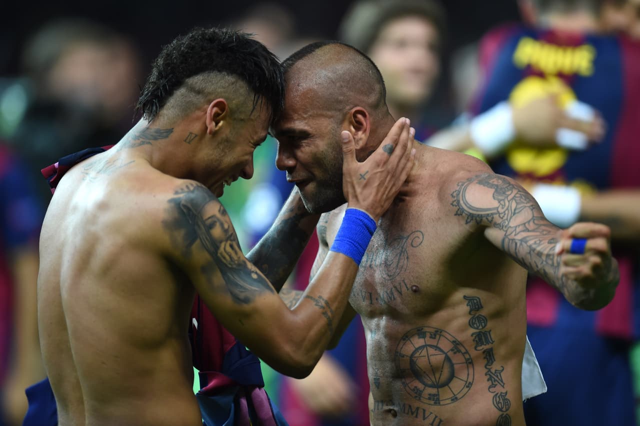 Entre los tatuajes que tiene el brasileño Neymar se destaca uno que tiene en su cuello que dice 'Tudo passa' (Todo pasa), en referencia a ser un poco más felices a pesar de los duros momentos.