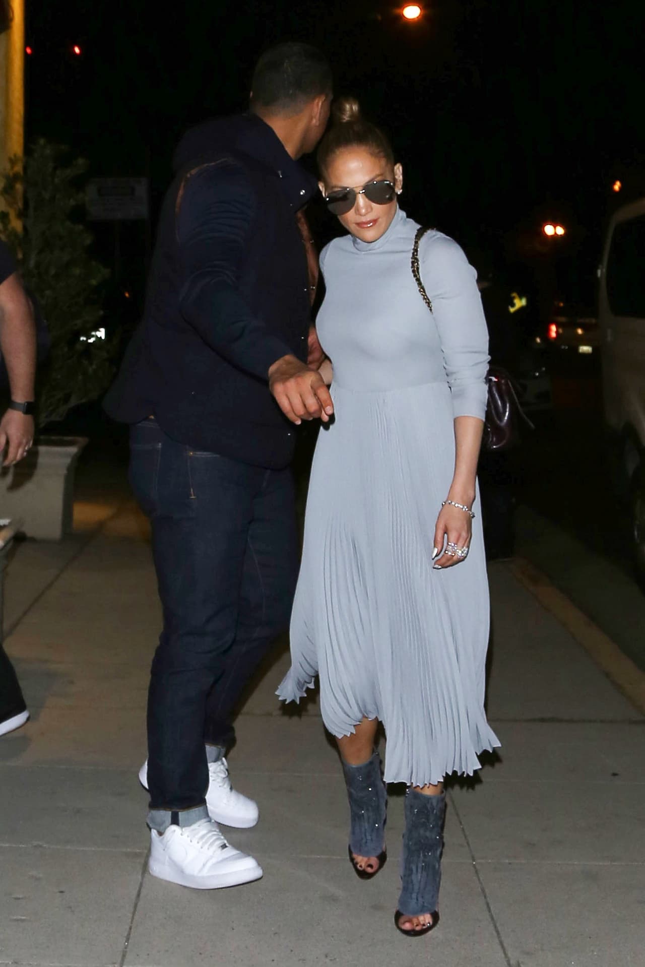 <b>Zapatos.</b>
<br>Para una visita informal al estudio de grabación en Los Ángeles, Alex Rodriguez decidió volver a usar uno de los tonos favoritos de la pareja: azul, pero no fue suficiente. Aunque J.Lo lució también un vestido en ese tono, hubo un detalle que volvió a ponerlos a juego.