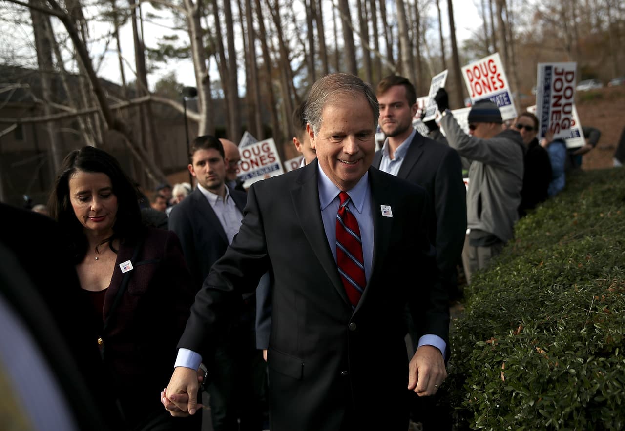 En cambio, Jones salió caminando y saludó a varios partidarios fuera del centro de votación. Es la primera vez en 25 años que un demócrata llega al día de la elección con oportunidad de ganar.