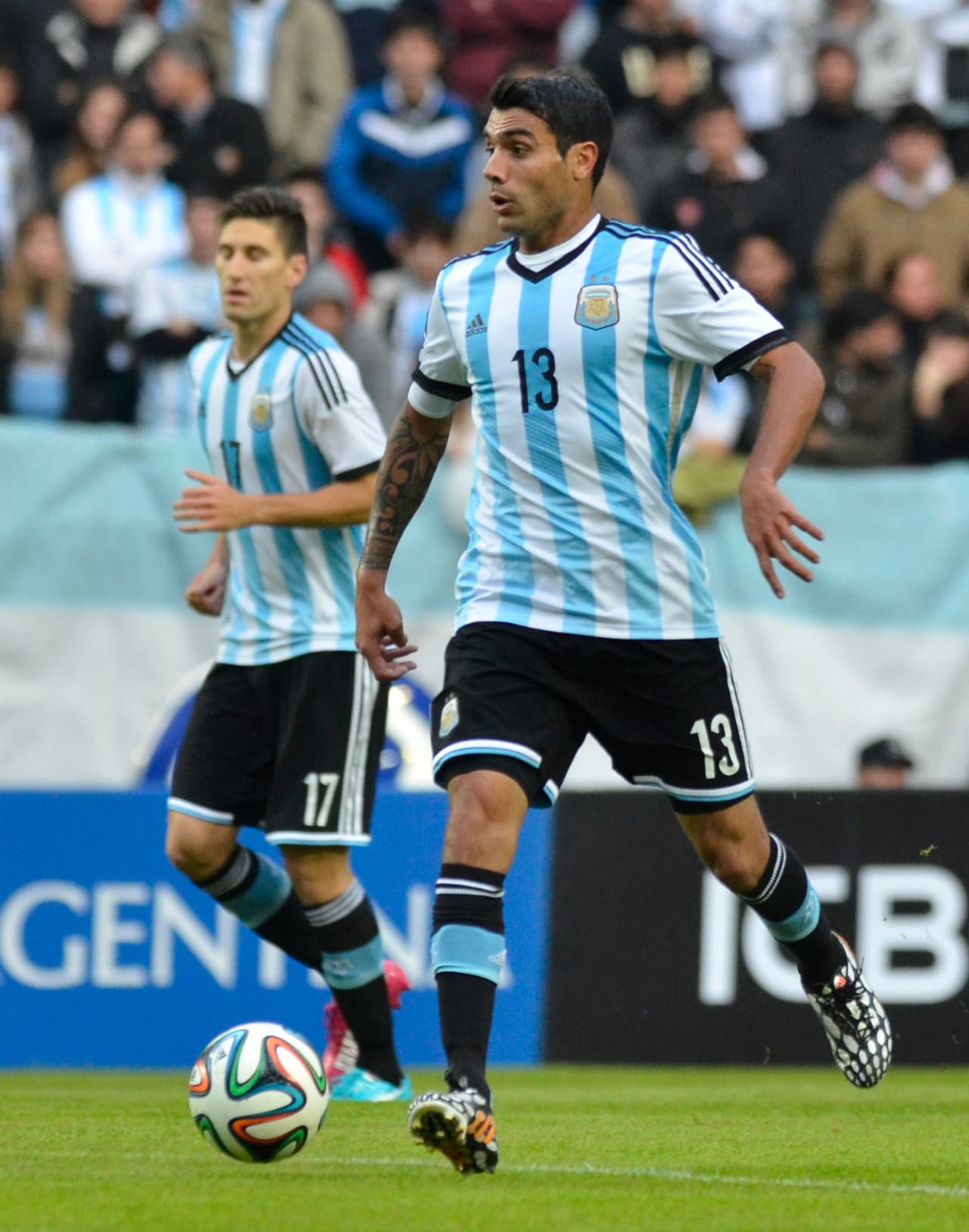 Augusto Fernández. Posición: Mediocampista. Edad: 30 años. Club: Atlético de Madrid (La Liga). Veces seleccionado: 9. Descripción: El ex futbolista de River, Saint-Étienne, Vélez y Celta ha cuajado bien en el esquema del 'Cholo' Simeone y del Atlético, como un volante mixto que cumple con sacrificio y da salida en los momentos que se requiere.