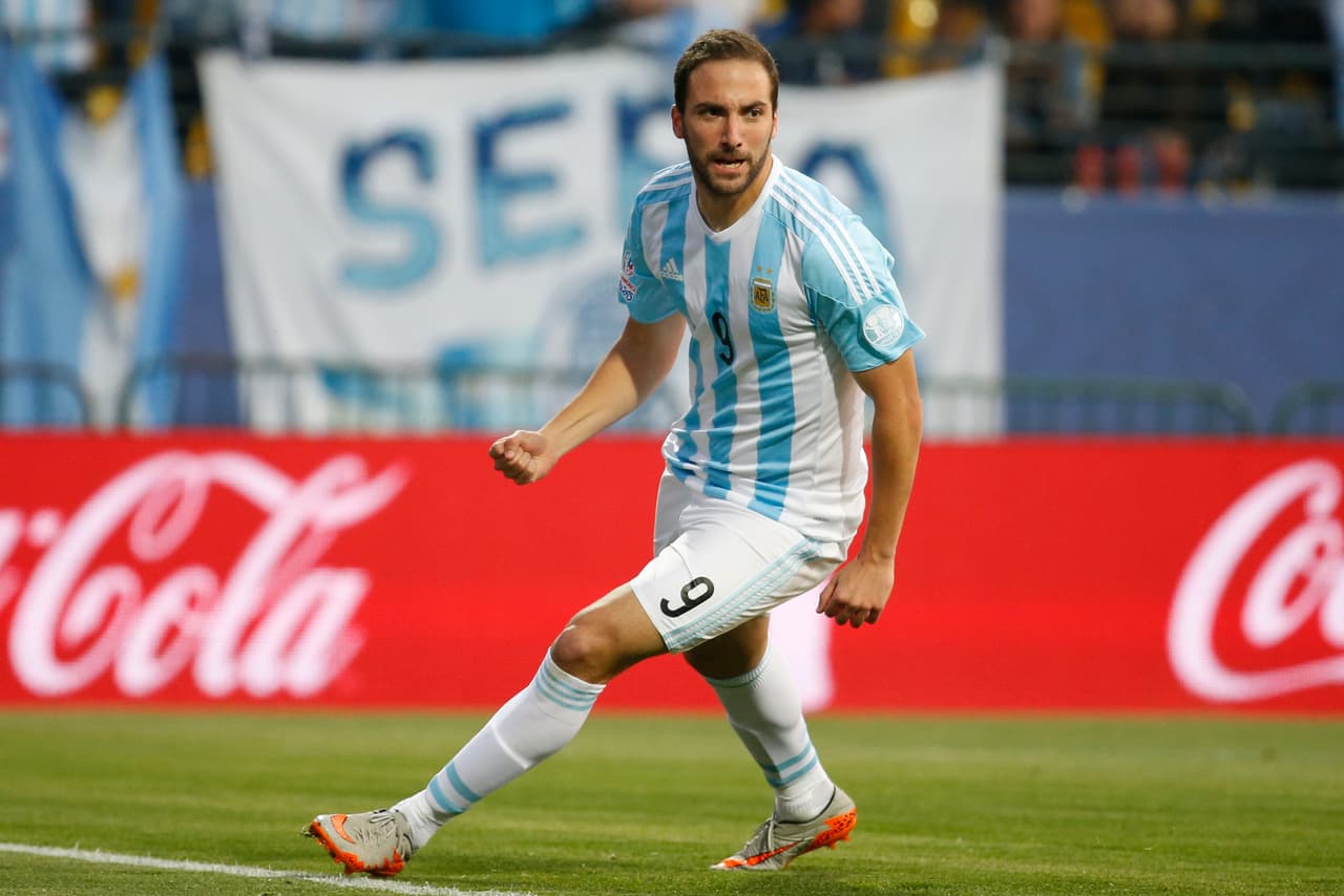 Gonzalo Higuaín. Posición: Delantero. Edad: 28 años. Club: Napoli (Serie A). Veces seleccionado: 57. Descripción: Con la gran campaña del 'Pipita' siendo 'Capocannoniere' en la Serie A, era casi imposible que Martino lo dejara fuera y por ello lo prefirió por encima de gente como Tévez. Gonzalo será el '9' de área para la 'Albiceleste', aunque mucho dependerá de su entendimiento con Messi.