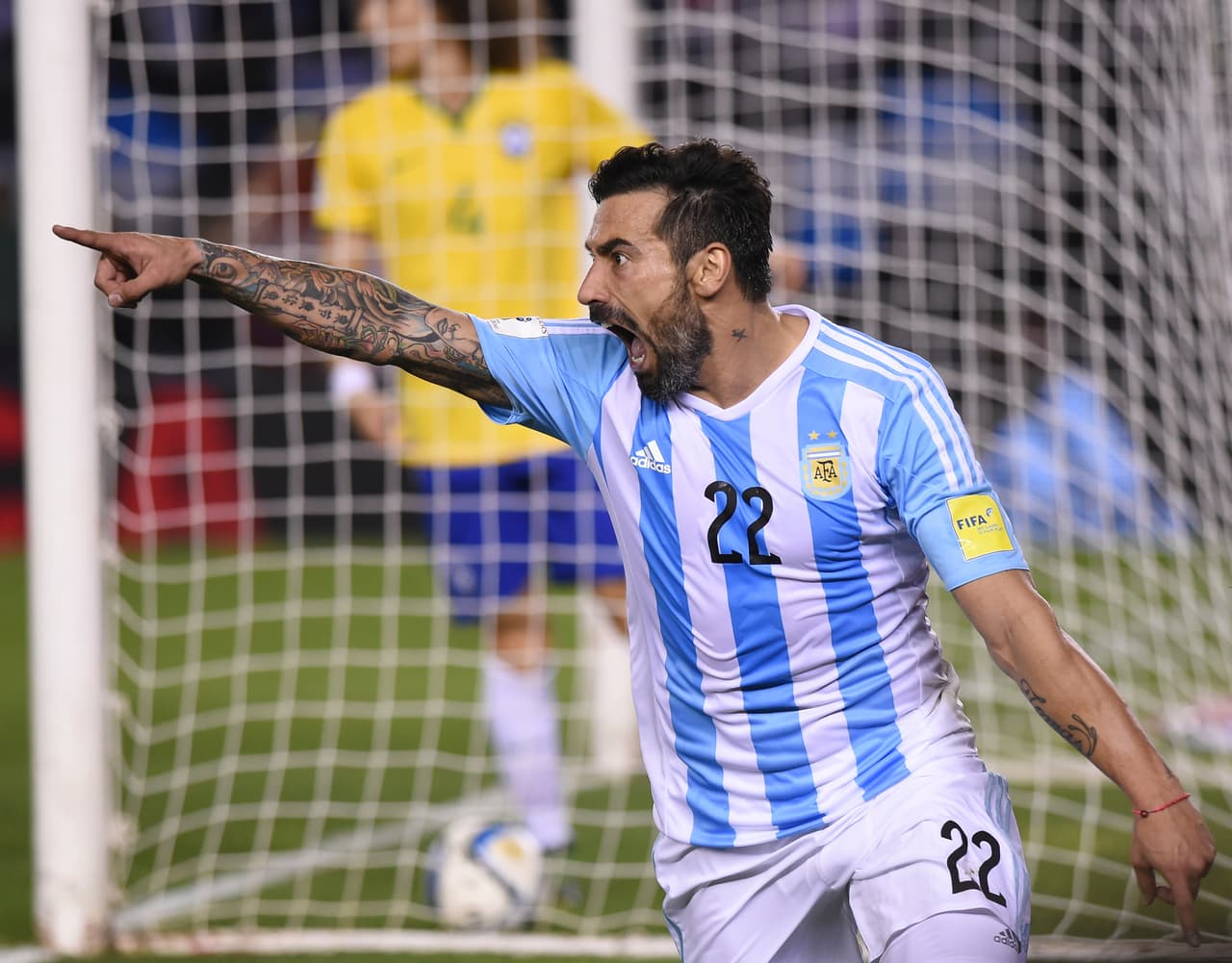 Ezequiel Lavezzi. Posición: Delantero. Edad: 31 años. Club: Hebei China Fortune (Superliga China). Veces seleccionado: 49. Descripción: Ni la partida del 'Pocho' del PSG al balompié chino lo ha apartado de la selección argentina. Lavezzi es una combinación de extremo con delantero de choque dentro del área, abriendo espacios con balón controlado y siempre buscando marcar o asistir a sus compañeros.