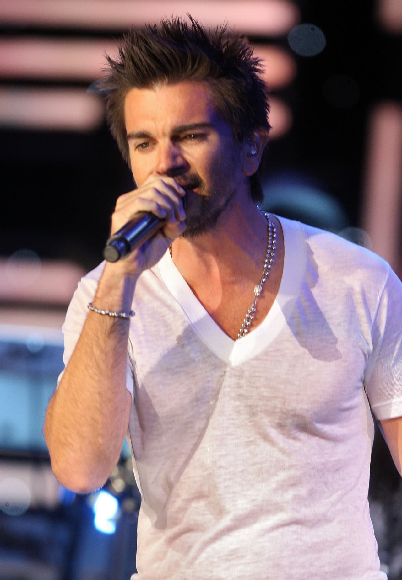 Juan Esteban Aristizábal Vásquez es el nombre completo de este colombiano que nos ha deleitado con su música.