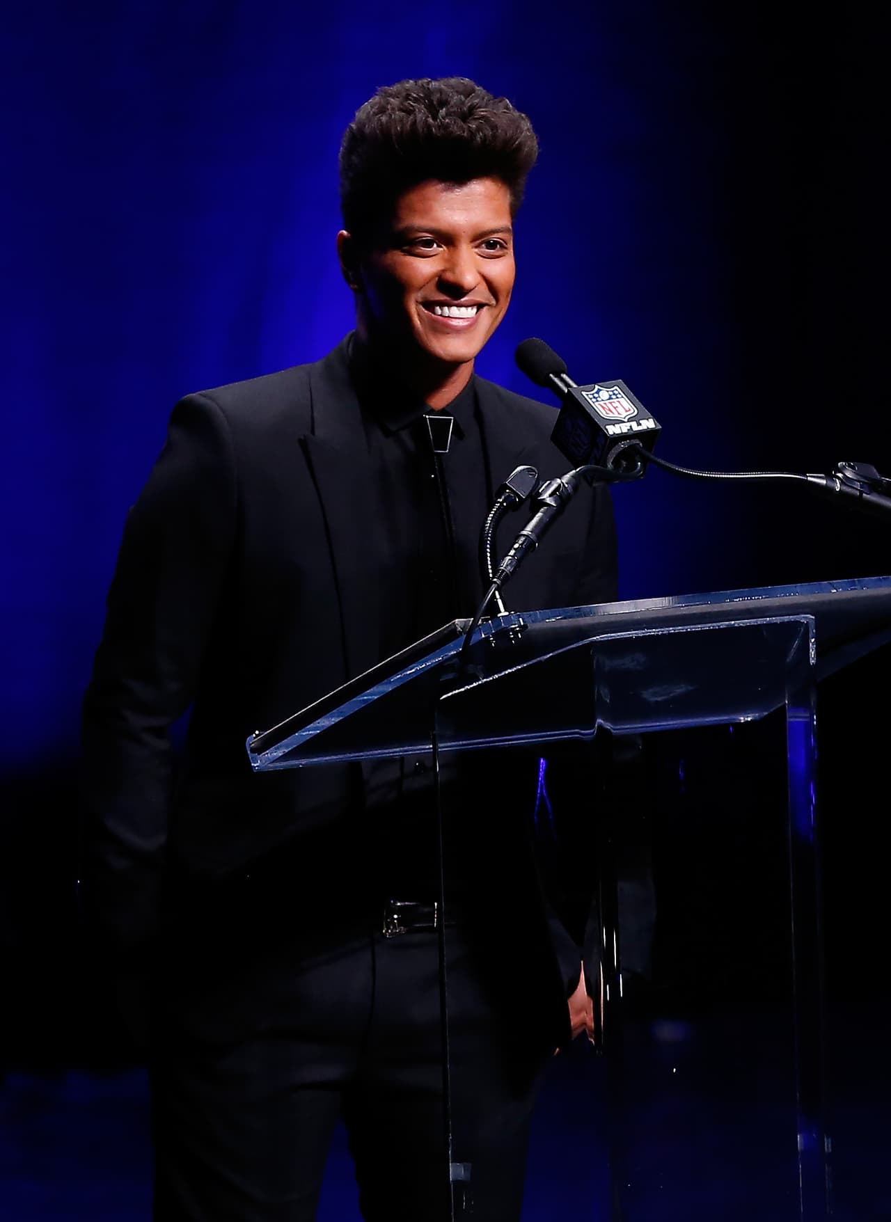 El verdadero nombre del cantante es Peter Gene Hernández. Peter decidió cambiarse el nombre, pues en las disqueras lo querían lanzar como artista latino.