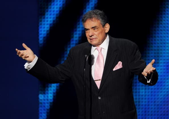 José Rómulo Sosa Ortiz es el verdadero nombre del intérprete, quien decidió dejarse el primer nombre, y luego colocarse otro 'José', porque así se llamaba su padre.