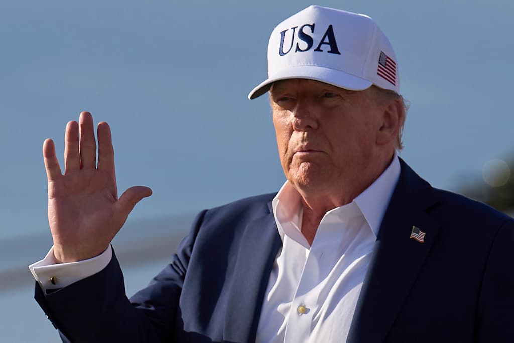 Trump saluda a los medios de comunicación el domingo en su camino a la Casa Blanca después de pasar el fin de semana en Nueva Jersey.