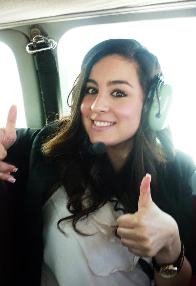 También era aficionada a volar y había pensado en sacar su licencia de piloto, tomando clases de vuelo.