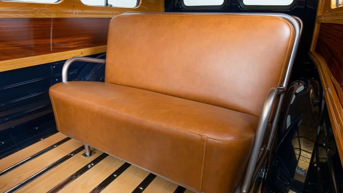 El asiento trasero de la Ford Ranger Marmon-Herrington estaba 
<b>desprovisto de ningún tipo de amenidad</b>. El motivo por el que ni siquiera se ven manillas para mover las ventanas es por que las mismas era deslizantes, lo que delata el origen puramente comercial del vehículo original.