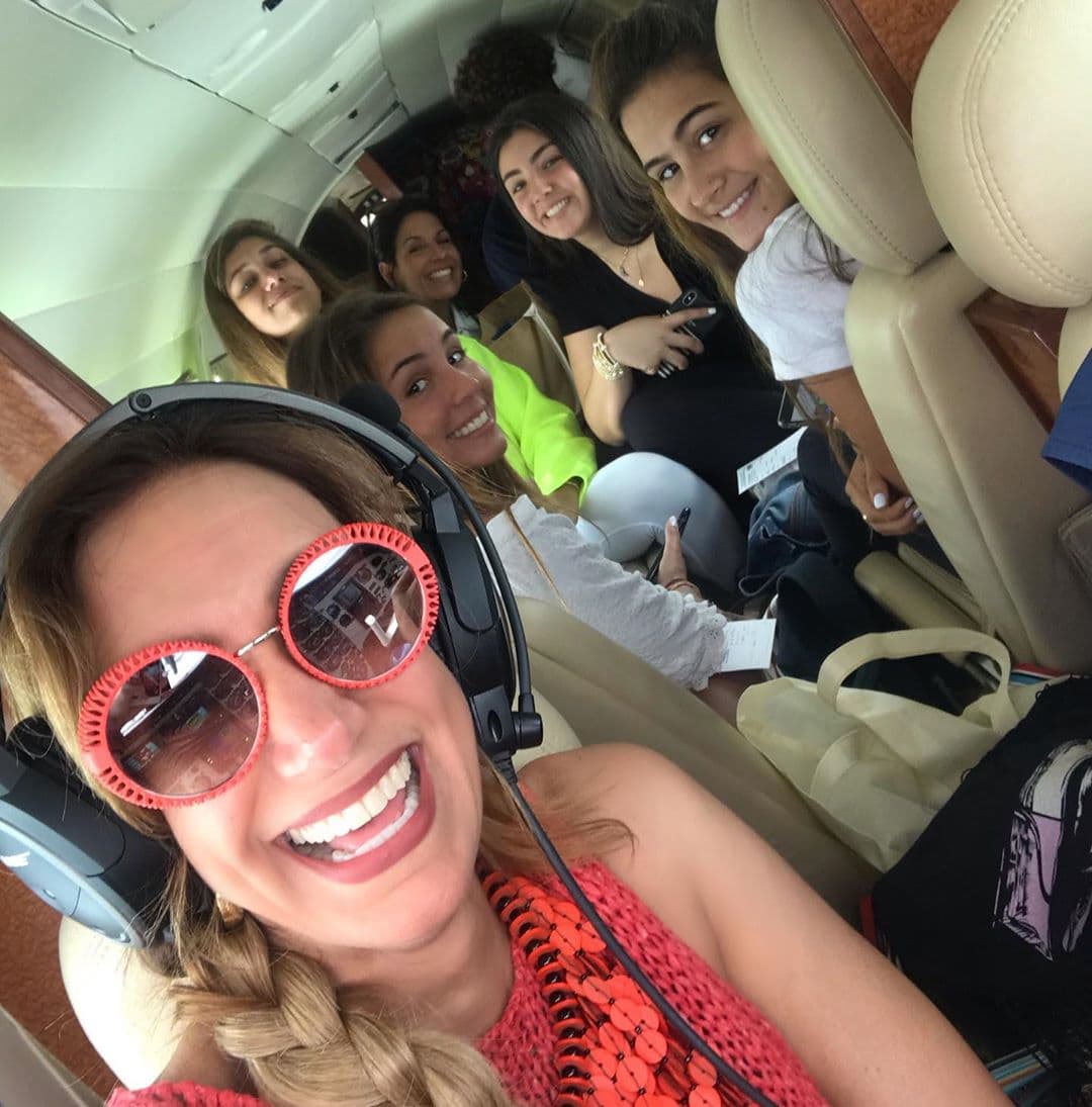 "Deseándoles a todos un feliz fin de semana largo", comentó la conductora en una serie de fotografías que publicó en Instagram.