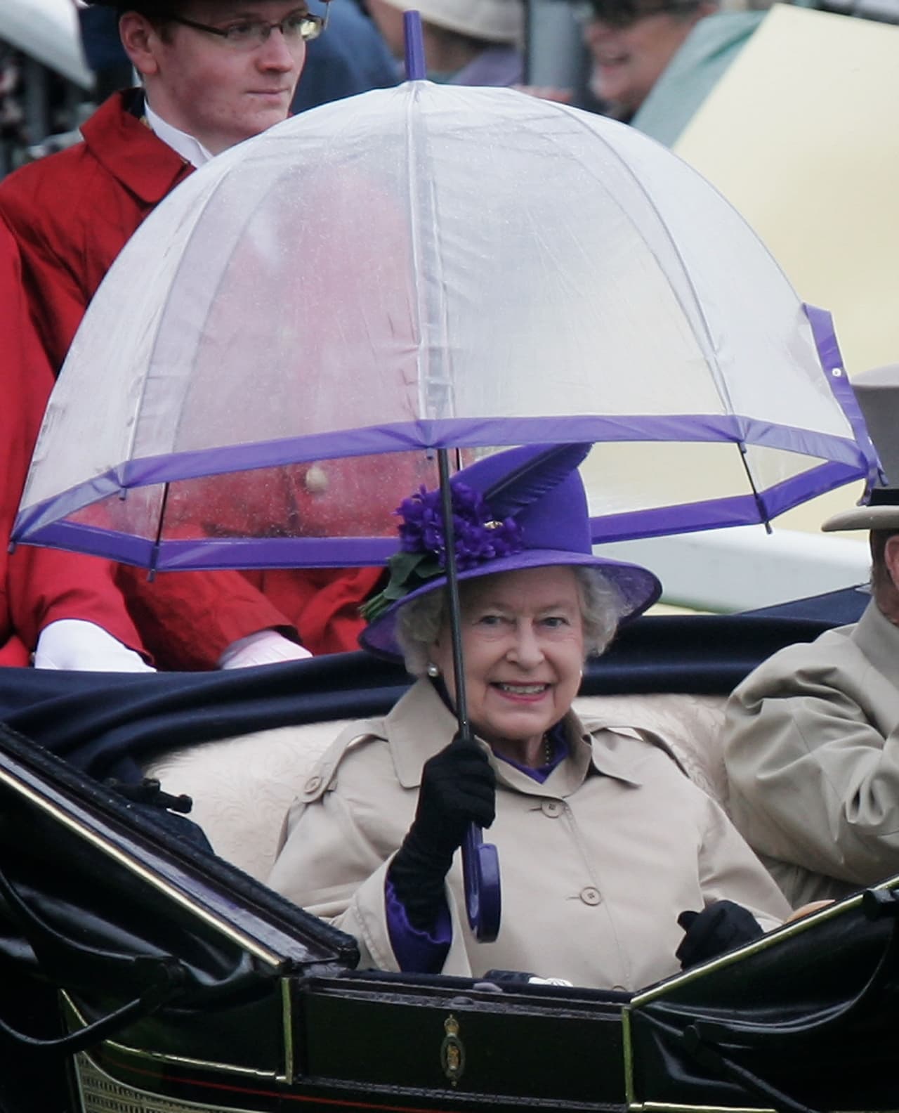Aunque no se sabe a ciencia cierta cuántos paraguas de distintos colores tiene, la variedad de tonalidades parece infinita y caza perfectamente con el color elegido del día. Como cuando lo combinó con su sombrero para asistir al Ascot en 2005.