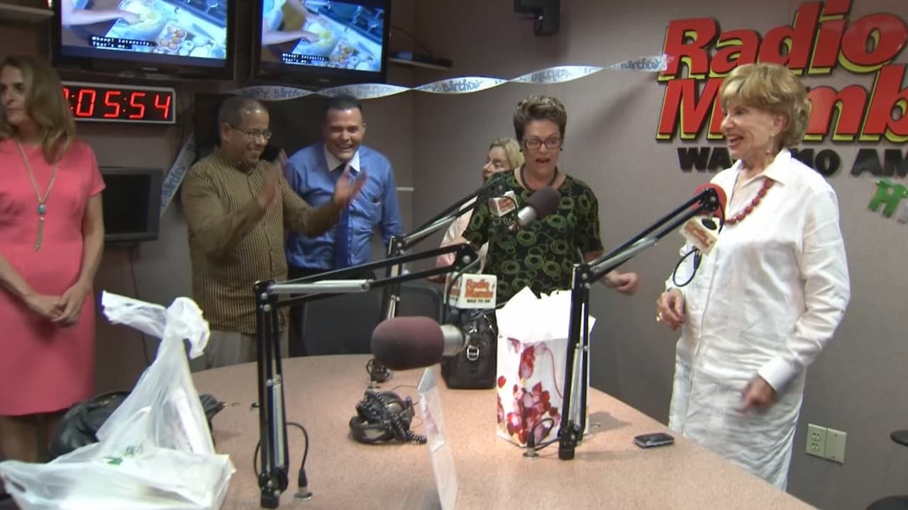 En esta foto se le ve con algunos colegas de Univision, entre ellos el presentador de Noticias 23, Mario Vallejo, en la cabina de Radio Mambí.