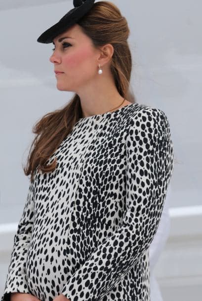 Un vestido con estampados pequeños para una reunión o cena. Puedes lograrlo fácilmente, busca un estampado de tu agrado y que tenga este corte recto.