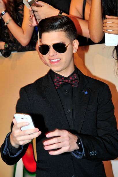 Te llevamos detrás de cámaras y mira todo lo que pasó mientras tus artistas desfilaban por la alfombra verde. 