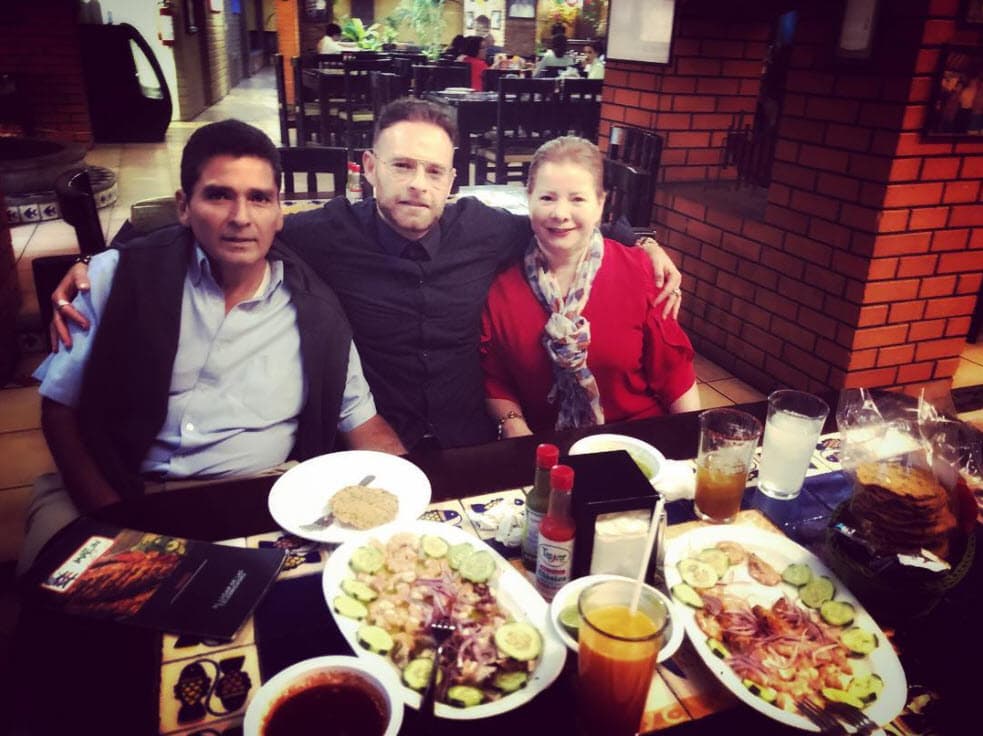 "
<b>Única foto que tengo con mis padres juntos</b>. Es más, el día de hoy se generó el primer recuerdo que tengo de nosotros tres", escribió al inicio de su mensaje.
<br>