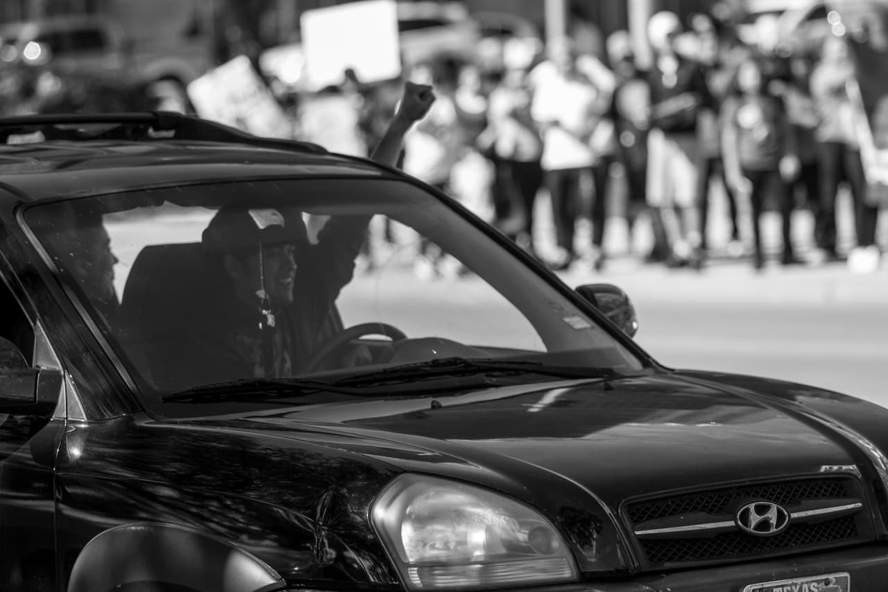 La colorida y concurrida manifestación de respaldo a los inmigrantes en Austin contó con la participación de personas de varias nacionalidades y diversas comunidades.