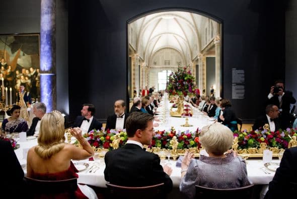 La Reina llegó acompañada de los que serán los nuevos herederos hasta el Museo Nacional de Amsterdam, en un encuentro de lo más emotivo.