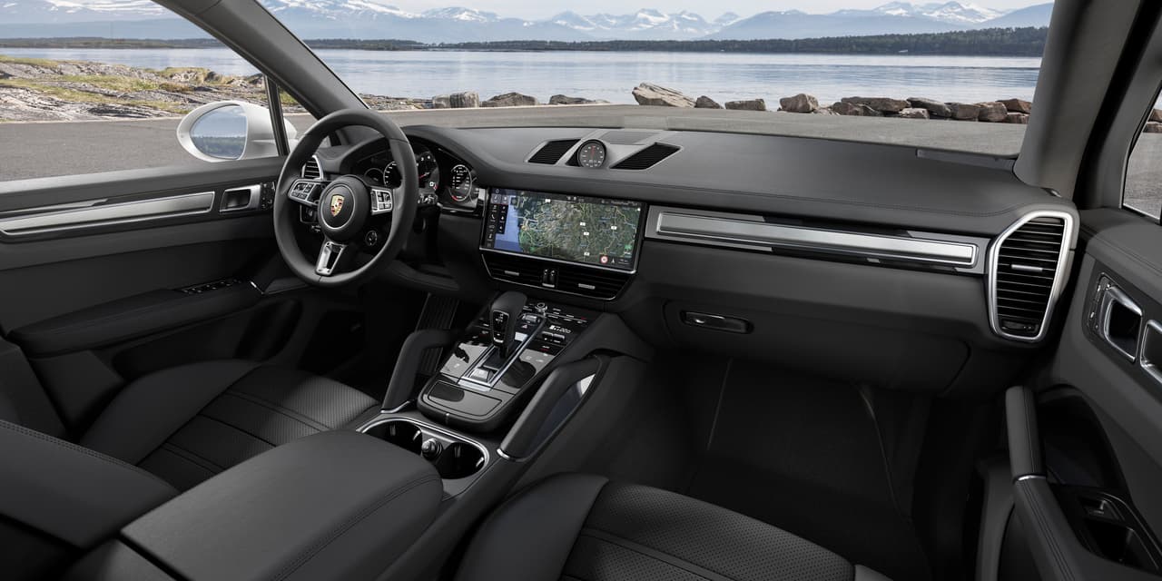 La 
<b><a href="https://www.univision.com/noticias/porsche/porsche-convierte-a-la-cayenne-turbo-en-todo-un-deportivo-fotos" target="_blank">nueva Porsche Cayenne Turbo </a></b>viene con una transmisión Tiptronic S de ocho velocidades. Como puedes ver en la imagen, el tablero cuenta con una enorme pantalla táctil para todas las funciones de infoentretenimiento.