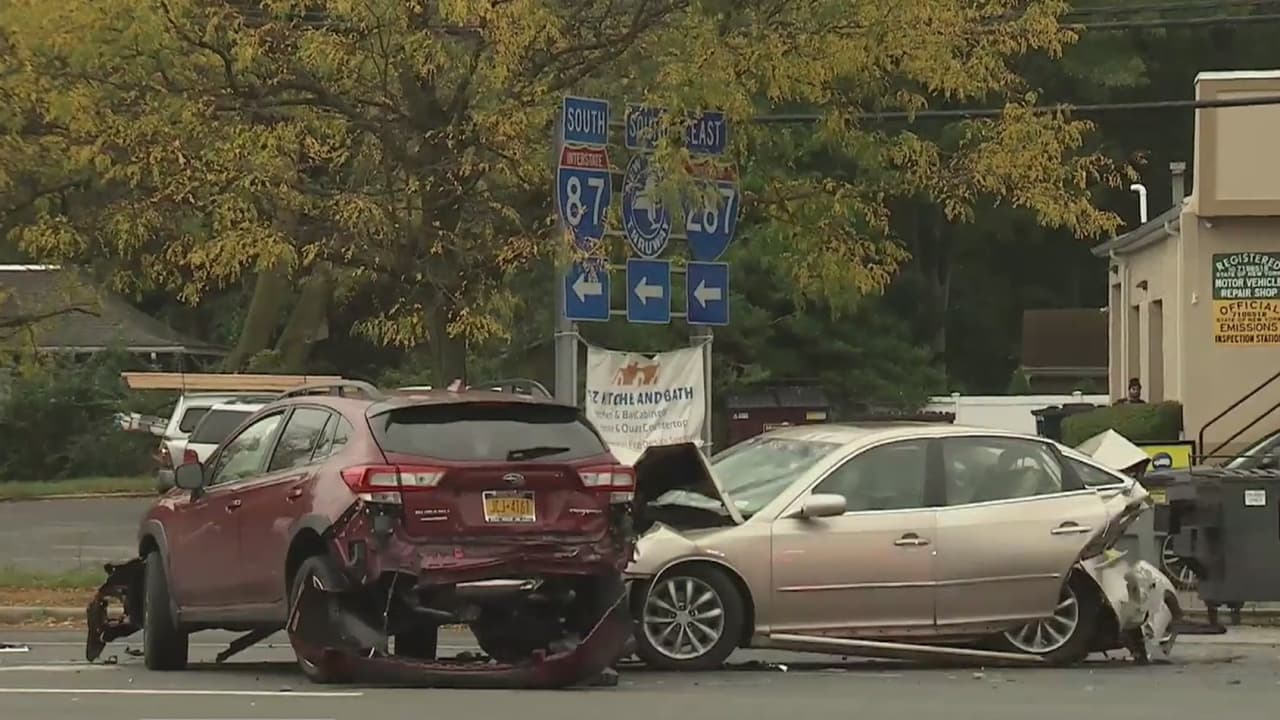 Estaban revisando los daños de un choque vehicular cuando fueron impactos por una camioneta en Nueva York