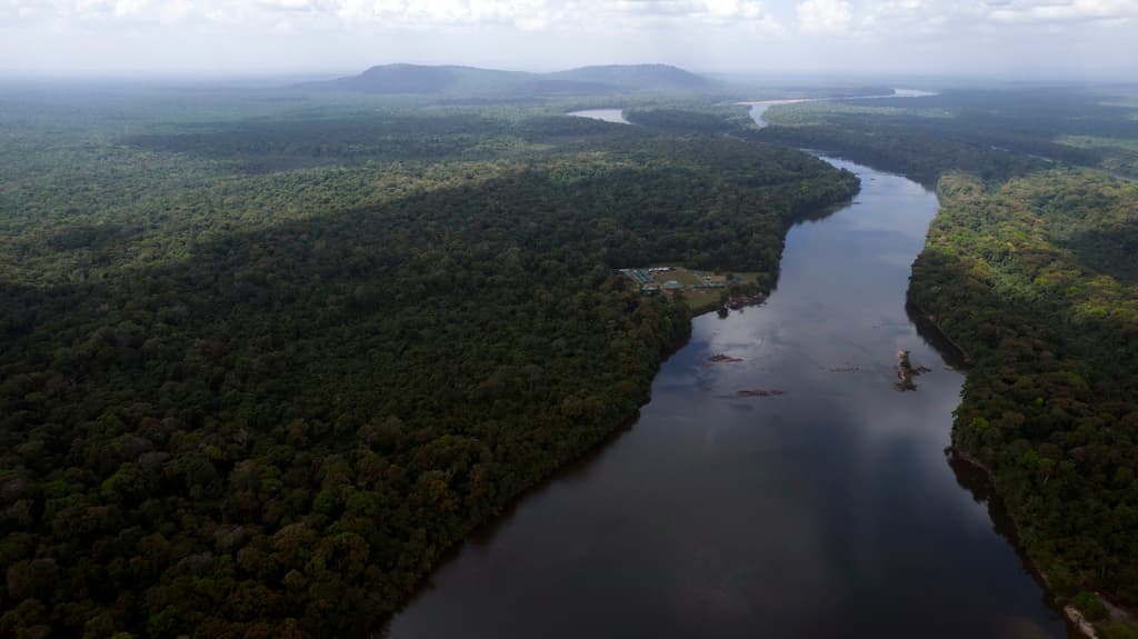 El río Esequibo da nombre al territorio que Venezuela reclama desde hace siglos, más grande que Grecia y rico en petróleo y minerales.