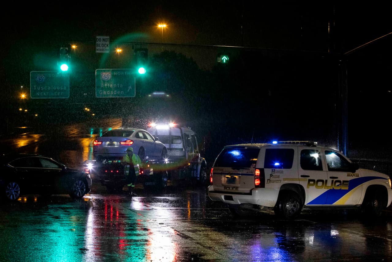 <a href="https://www.weather.gov/bmx/" target="_blank">El Servicio Meteorológico Nacional</a> informó que cayeron hasta 13 pulgadas (33 centímetros) de lluvia. Una niña de 4 años y una mujer de 18 murieron en incidentes separados cuando las inundaciones arrastraron los vehículos en que viajaban, informó Cody Nugent, forense del condado de Marshall. Los rescatistas hallaron también los cuerpos de una pareja, un hombre y una mujer –ambos de 23 años– dentro de un coche, según dijo Lina Evans, forense del condado de Shelby.