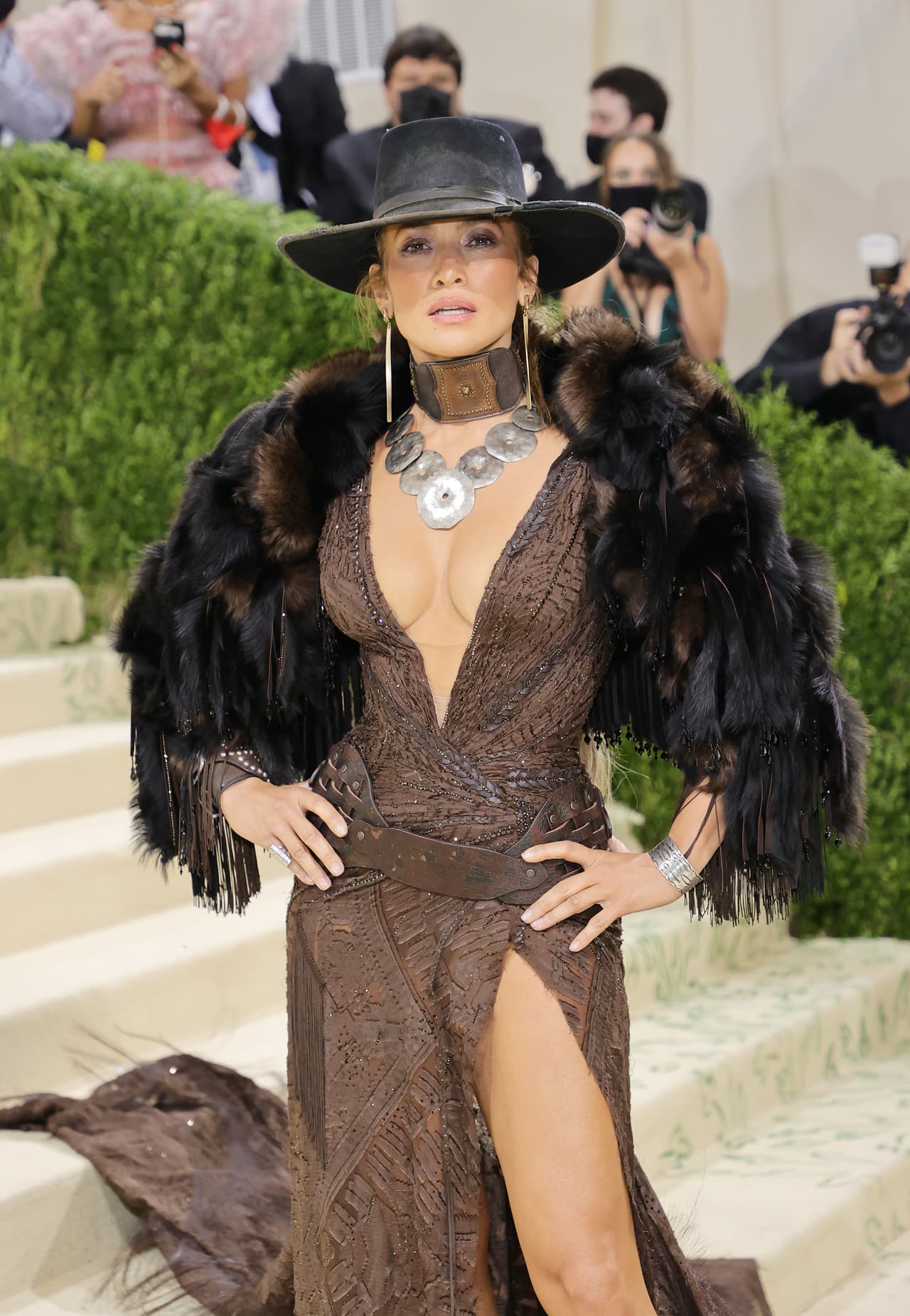 <b>Met Gala 2021</b>
<br>El tema del 
<a href="https://www.univision.com/famosos/famosos-que-brillaron-por-su-extravagancia-o-elegancia-en-la-met-gala-video">evento benéfico</a> realizado el 13 de septiembre de 2021 fue ‘In America: A Lexicon of Fashion”, es decir, una celebración a la moda estadounidense. Para la ocasión, JLo escogió un largo vestido café con un profundo escote de Ralph Lauren, un abrigo y un sombrero cowboy.