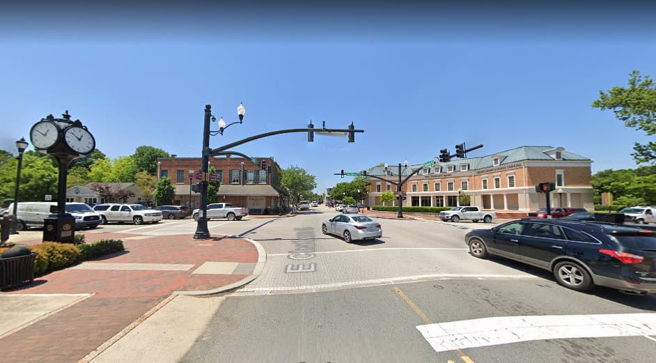 <b>7. Cary (Carolina del Norte):</b> es una ciudad que pertenece a los condados de Wake y Chatham, parte del área metropolitana de Raleigh-Cary, en Carolina del Norte. Según el censo de 2020 tiene cerca de 175,000 habitantes. Comenzó como una ciudad ferroviaria y se hizo conocida como un centro educativo a fines del siglo XIX y principios del XX. En 2013, fue declarada la ciudad más segura de Estados Unidos, y durante años ha estado entre los primeros lugares del país en cuestión de seguridad. De las 200 ciudades analizadas en este estudio,
<b> Cary es la más asequible de todas</b>, ya que el costo anual medio de vivienda es de $17,304, apenas el 16.28% del ingreso familiar promedio ($106,304).