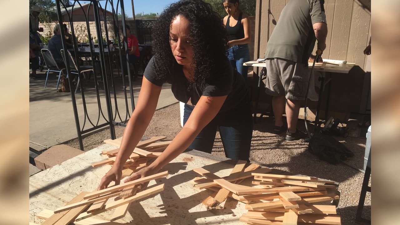 Con cruces y una peregrinación honran la memoria de migrantes fallecidos en el desierto de Arizona