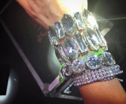 ¡Wow! Este brazalete se ve fabuloso, súper brillante y lucidor.