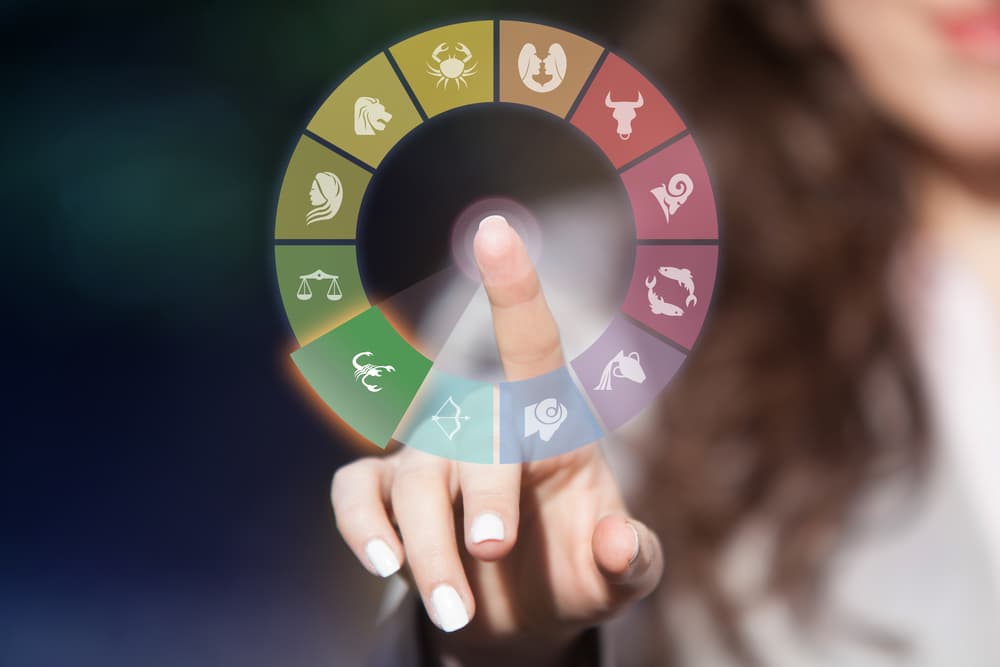 De cualquier manera, hablemos primero de esta curiosa separación que existe entre lo masculino y femenino en el zodiaco, siendo cómo se dividen los 12 signos en dos: están los signos 'masculinos' y también los considerados 'femeninos', de una manera que también puede dividirse como yin o yang, formando un equilibrio perfecto.