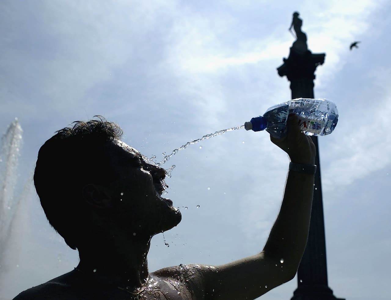 Cubra adecuadamente la piel, la cabeza y los ojos con ropa, sombreros o gorros y gafas de sol. Esto le ayudará a prevenir tanto los golpes de calor como las quemaduras.