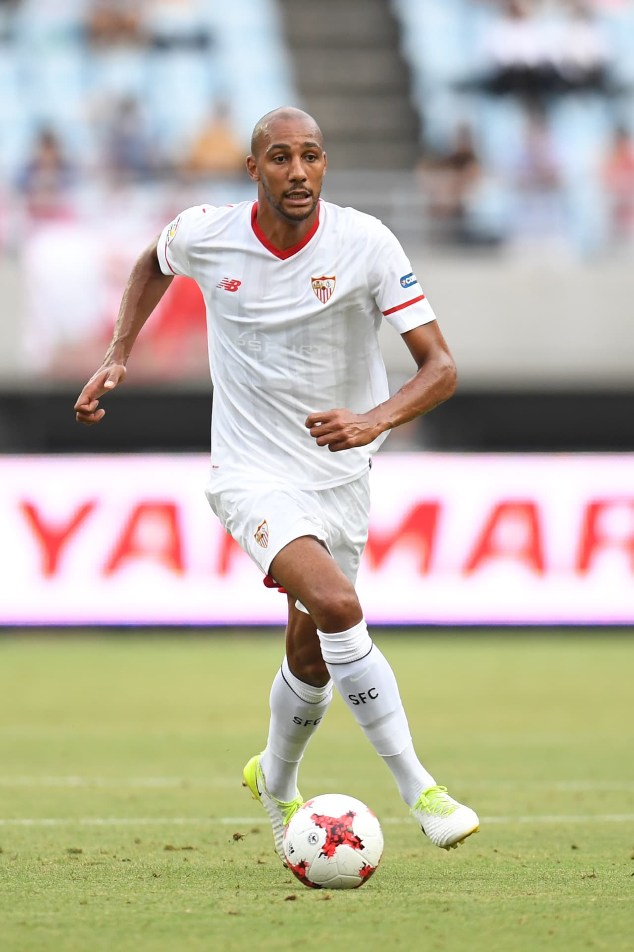 Desde luego que el Barça puede recurrir a un club que le suele vender buenos jugadores: el francés Steven N'Zonzi del Sevilla es un gran mediocentro posicional.