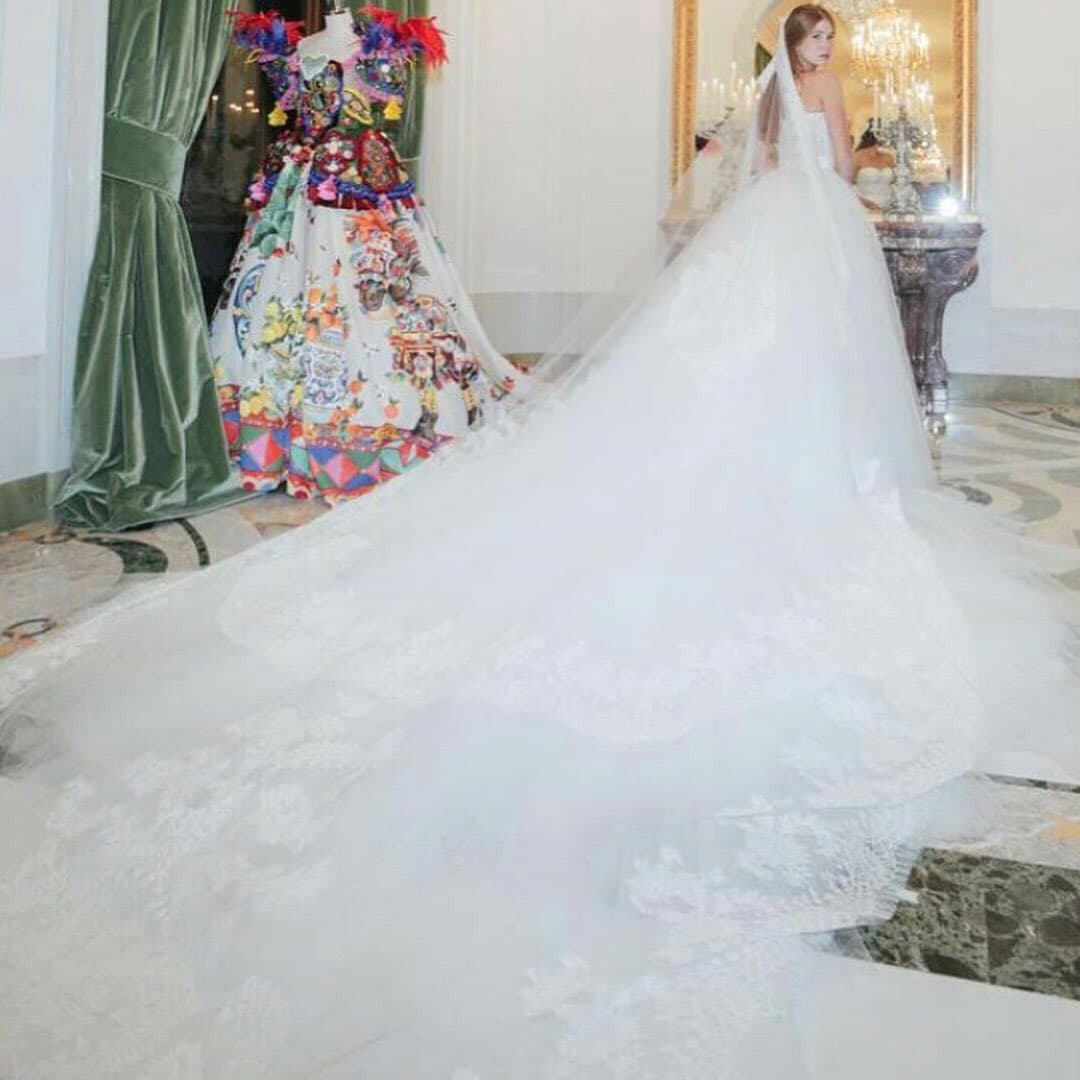 Su velo adornado con encaje lució espectacular a pesar de tener el cabello suelto, ¿Qué tan largo crees que esté?