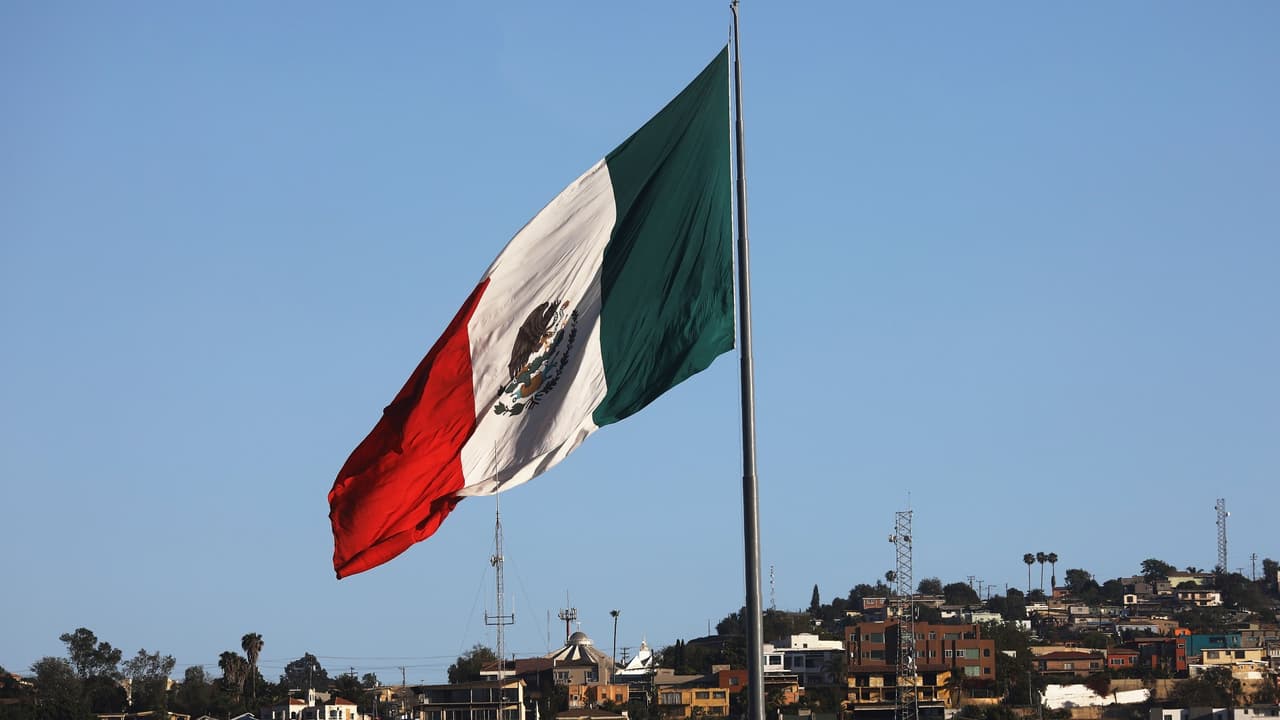 Con arte y amor, soldados mexicanos confeccionan las banderas que adornan las plazas públicas de todo el país