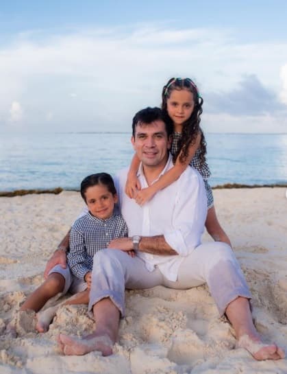 <a href="https://www.univision.com/famosos/elizabeth-alvarez-jorge-salinas-no-compran-juguetes-hijos-fotos">Los gemelos Máxima y León </a>vacacionaron en las paradisíacas playas de Quintana Roo; derrocharon estilo junto a sus papá durante una sesión de fotos para el álbum familiar.