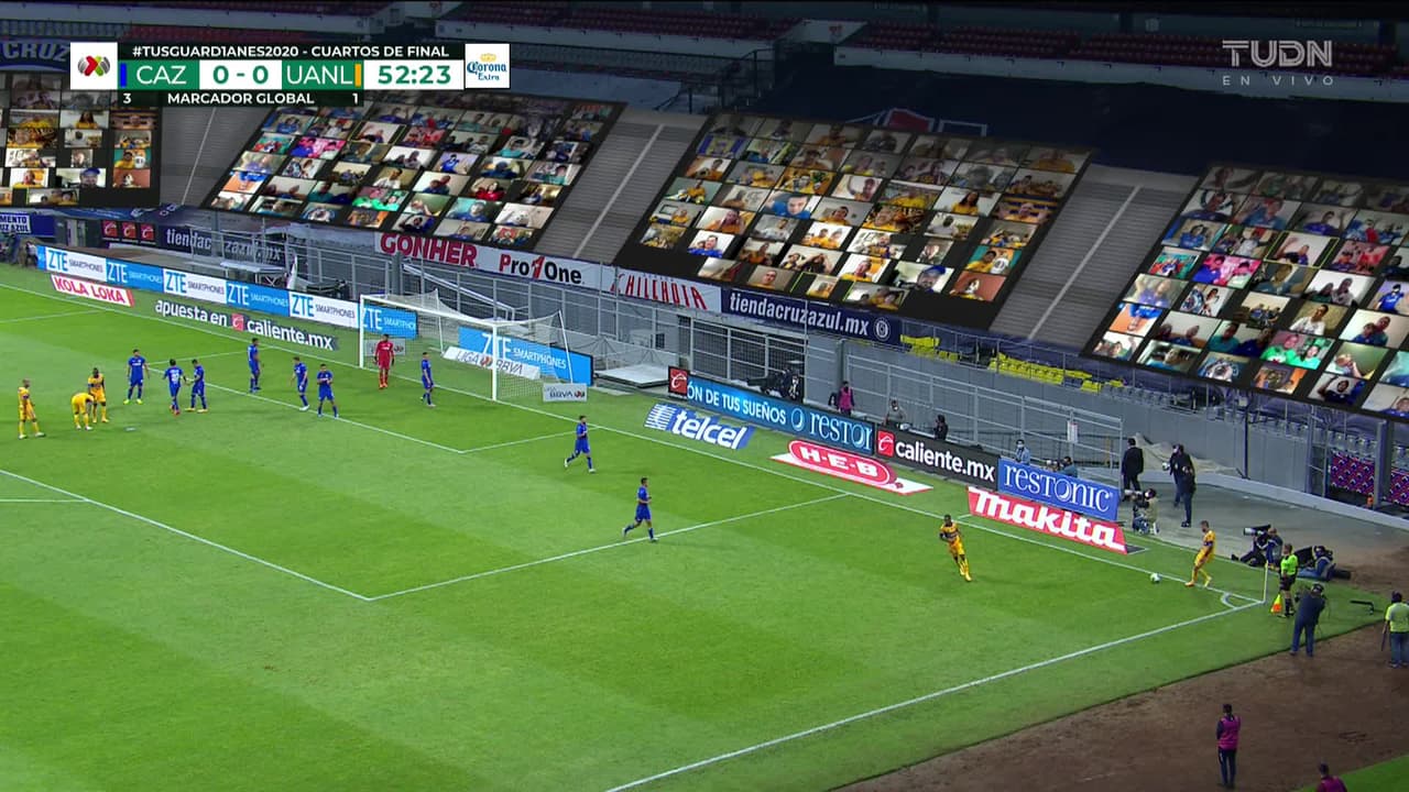 ¡CERCA! André-Pierre Gignac disparó que se estrella en el poste.