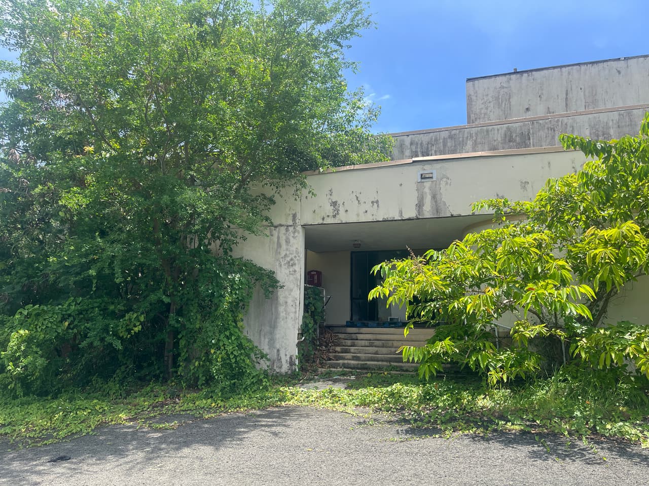 Lo que era una bolera es ahora un edificio solitario y saqueado.