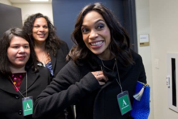 Aquí vemos a Rosario Dawson llegando a la oficina Eisenhower donde se llevó a cabo la presentación y se dieron los discursos.Mira más del séptimo arte.