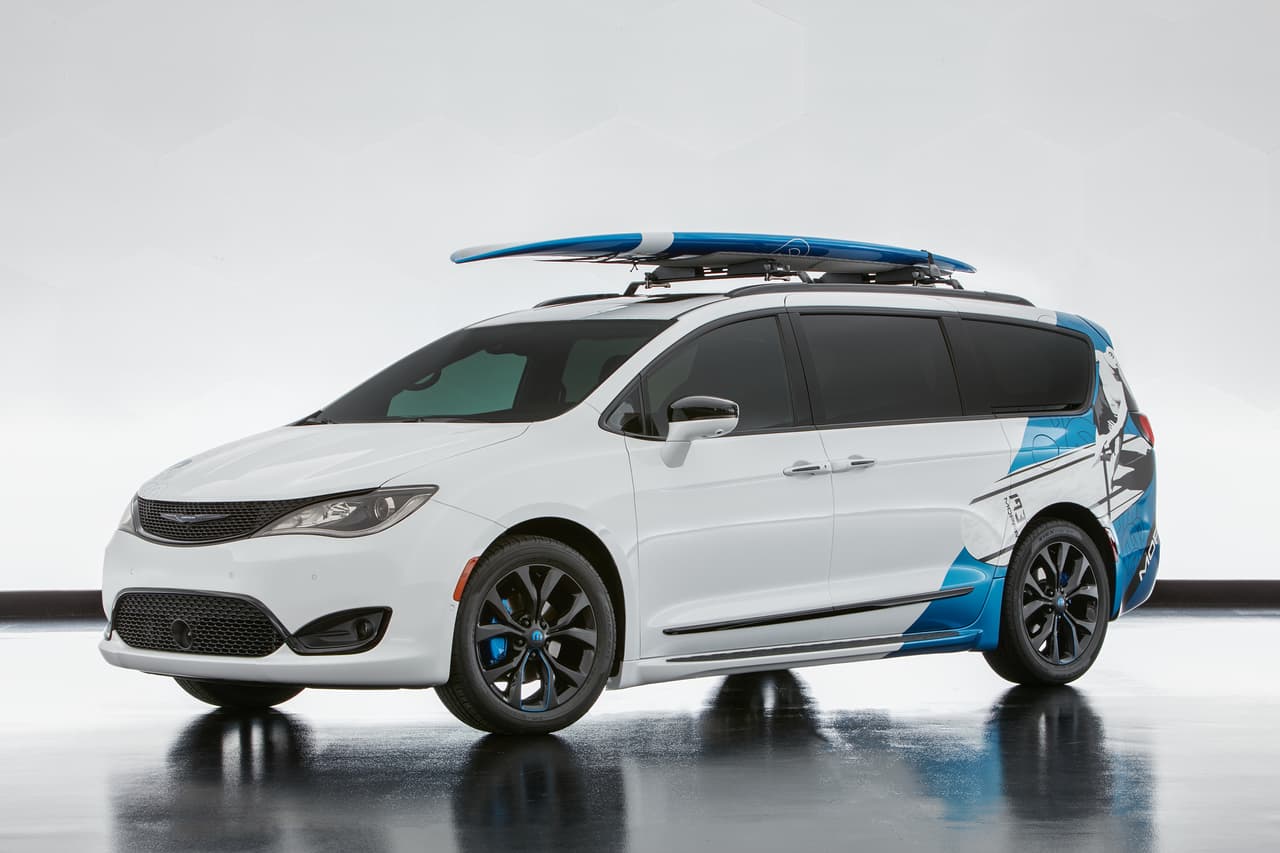 Otro aditamento de la 
<b>Chrysler Pacifica Cadence</b> es la 
<b>enorme tabla de surf que se muestra sobre el techo</b>: para ello incluye un soporte que puede cargar tablas o kayaks de hasta nueve pies.
<br>