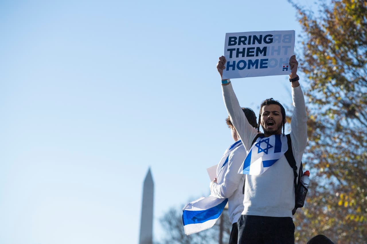 Los manifestantes exigieron también la liberación de los rehenes que mantiene Hamas desde el inicio del conflicto.
