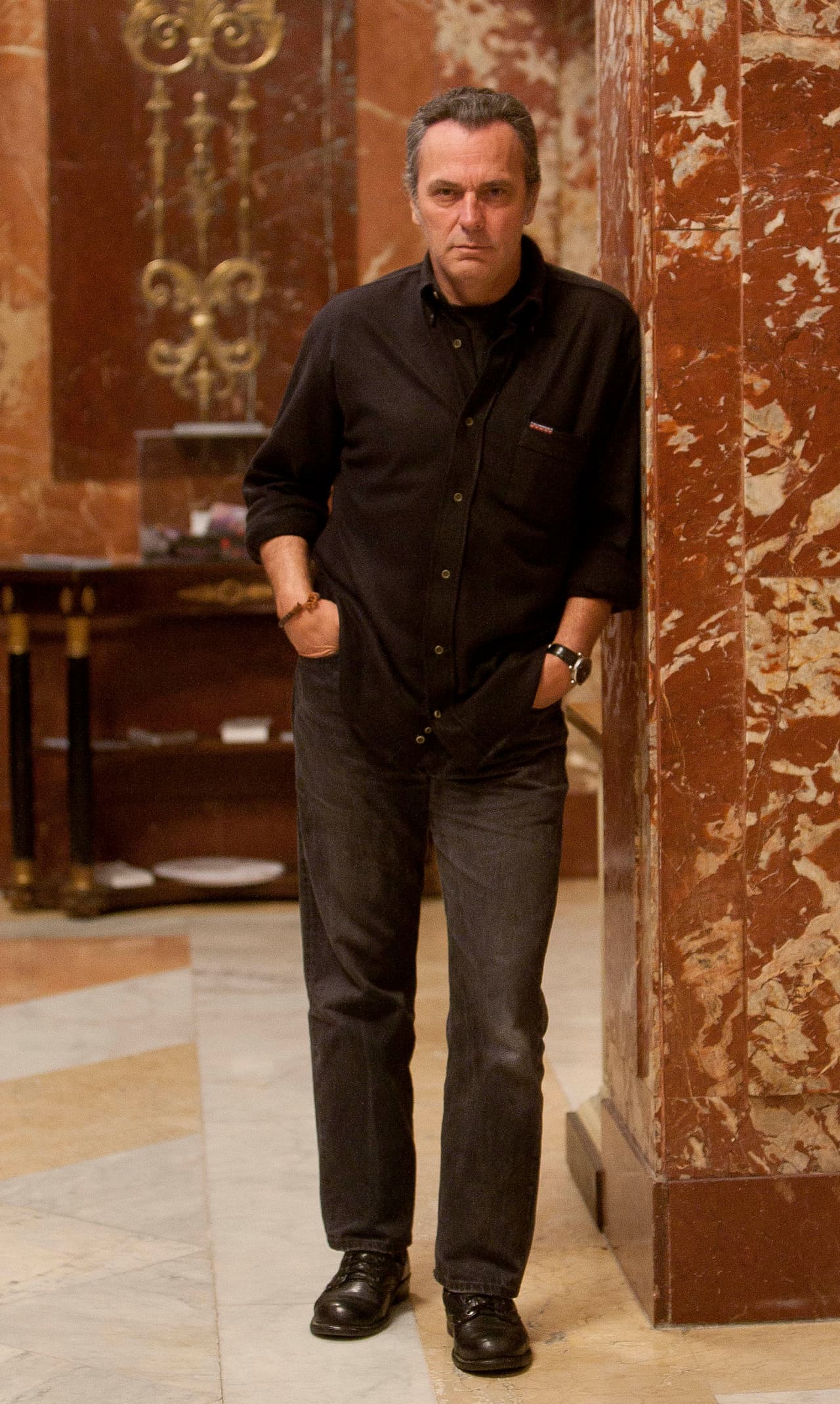 El reconocido actor español, ganador del Premio Goya, llega a la pantalla de UniMás en El Príncipe como el apuesto y veterano policía Fran ¿Dejarías que te capture?